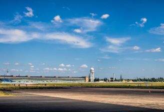 Tempelhofer Feld fußläufig