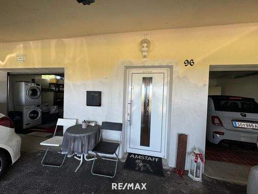 zwei Garagen und überdachter Carport