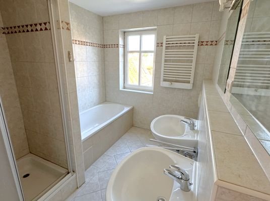 Bad/WC mit Wanne und Dusche