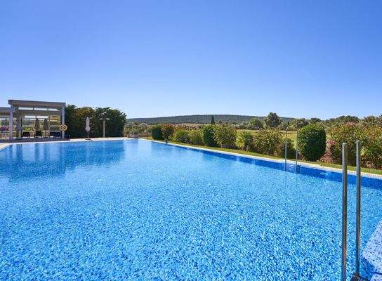 Großzügiger Gemeinschaftspool mit Blick auf den Golfplatz  