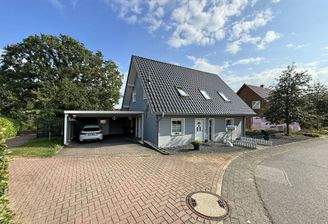 Hausansicht mit Doppelcarport