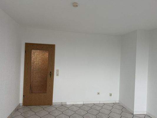 Leerer Raum mit Holztür