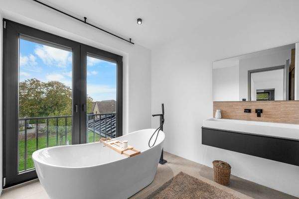 Bad mit freistehender Dusche.jpg