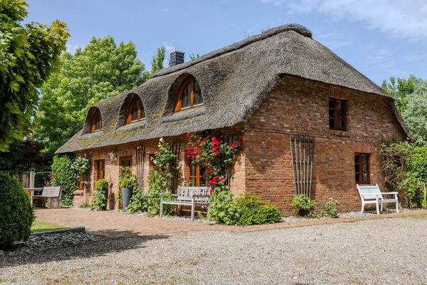 Reetgedecktes Backsteinhaus