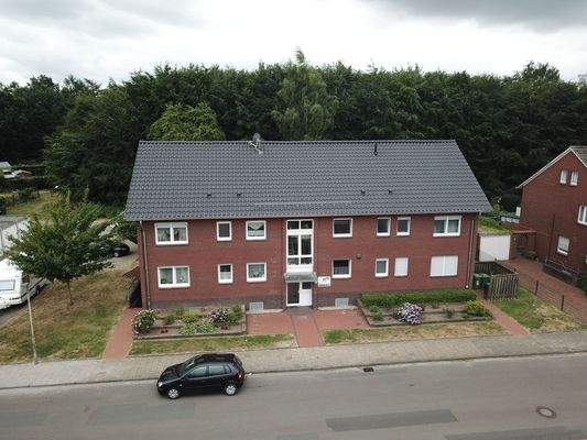 Zweistöckiges Backsteinhaus