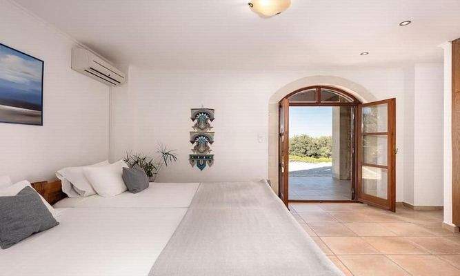 Kreta, Kournas: Luxuriöse Steinvilla mit Meer- und Bergblick