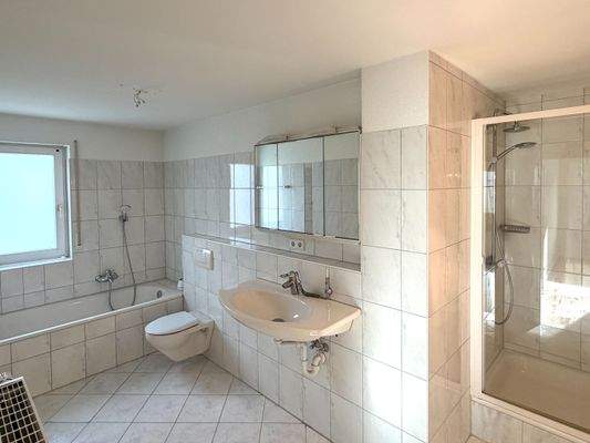 Badezimmer mit Badewanne und separater Dusche