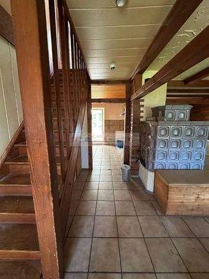 Flur Erdgeschoss mit Kachelofen