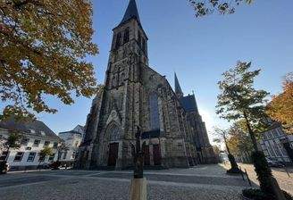 Kurzer Spaziergang zum Kirchplatz St Margareta.jpg