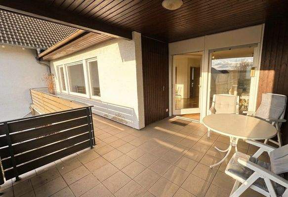 Großzügiger Balkon mit Überdachung