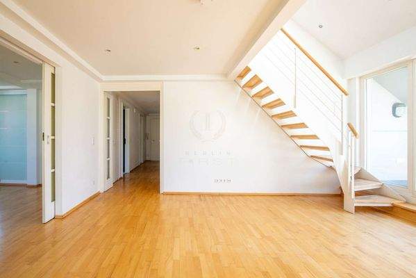 Wohnbereich mit Zugang zum Flur und Essbereich