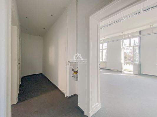 Flur mit Blick in Zimmer 1