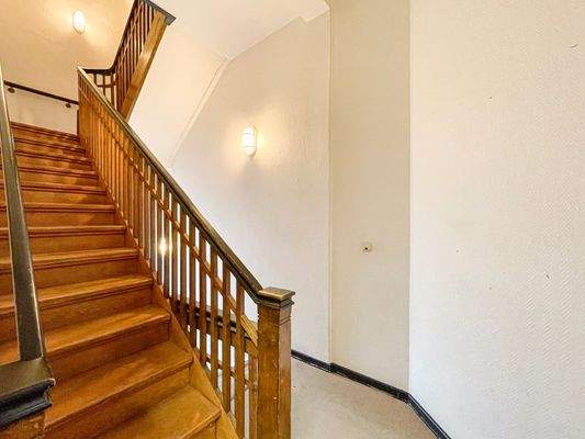 Original Holztreppe zum DG