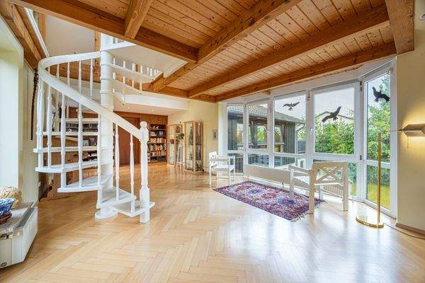 sowie einer Wendeltreppe