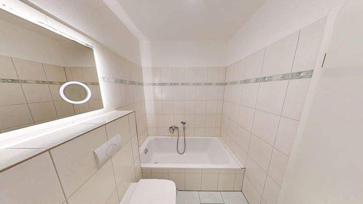 Badezimmer mit Dusche und Wanne