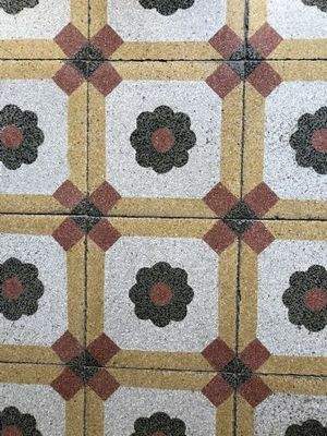 Hauptgebäude: Fliesen im Hauseingangsbereich