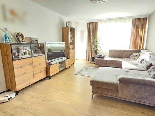 Wohnzimmer mit Balkon