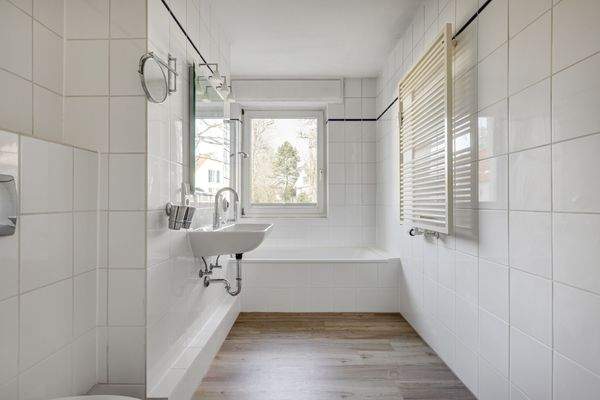 Tageslichtbad mit Wanne