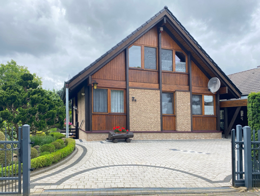 Vorderseite mit Stellplatz und Carport