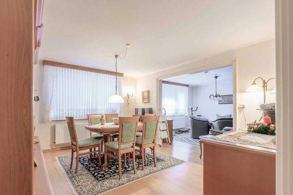 Esszimmer mit breitem Durchgang in den Wohnbereich.jpg