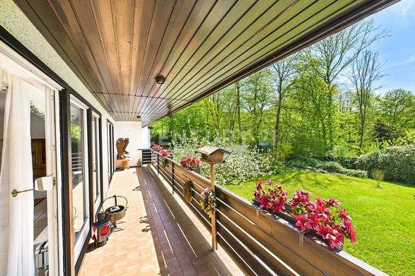 Großer Balkon mit Sicht über den Garten