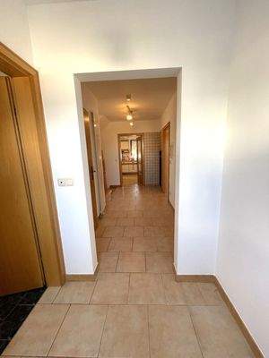 Blick von Garderobe in Flur EG