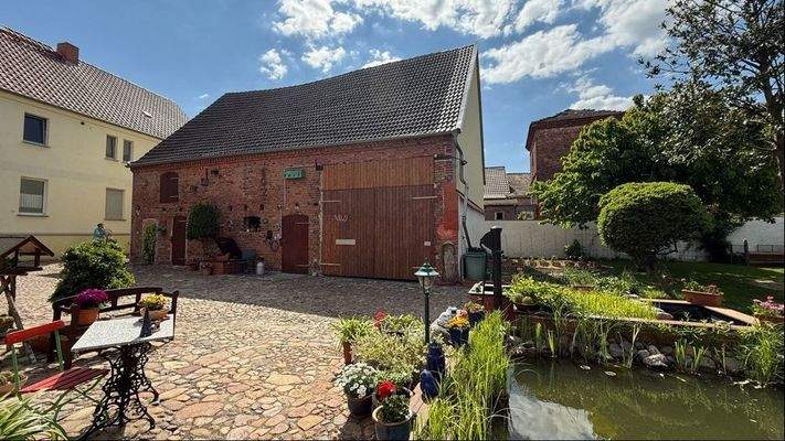 Foto-Nebengebäude mit Garage