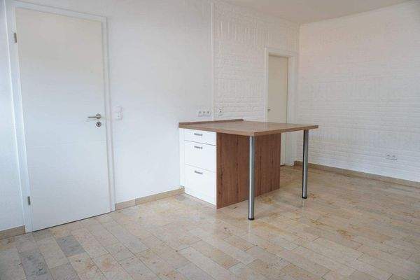 Wohn-/Esszimmer mit Türen zum Schlafzimmer u.Küche