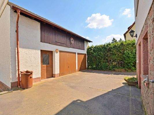 ... erreichen Sie die Garagen im Nebengebäude, das ebenfalls Potenzial für Hobbys bietet