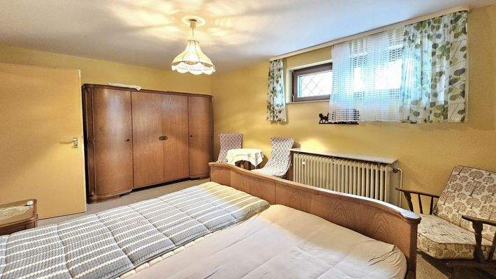 UG: Schlafzimmer/Büro