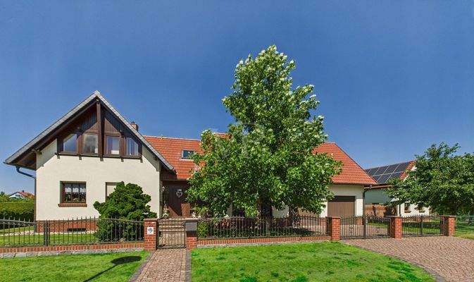 Straßenansicht Haus mit Doppelgarage