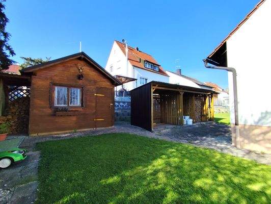 Gartenhaus und Holzlege