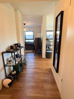 Wohnungsflur mit offenem Schlafzimmer