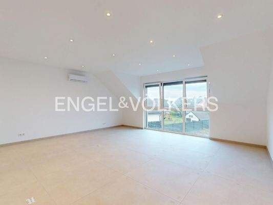 großzügiges Schlafzimmer im OG