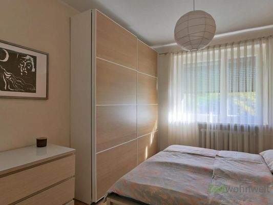 großer Kleiderschrank