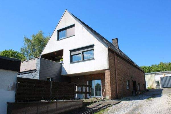 Südseite mit Terrasse und Balkon