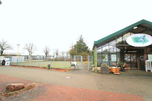 Das hochwertig eingezäunte Gewerbegrundstück direkt an der Lübecker Landstraße