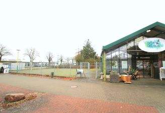 Das hochwertig eingezäunte Gewerbegrundstück direkt an der Lübecker Landstraße