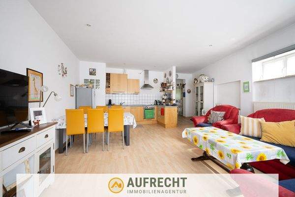 Wohnbereich mit Küche EG links