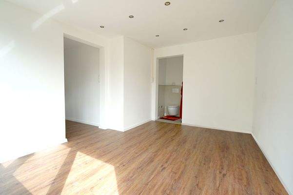 ...mit Vinylboden ausgelegt und...