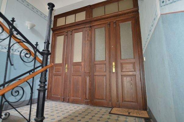 Holztüren im Treppenhaus