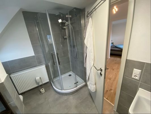 Tageslichtbad mit Dusche und Wanne