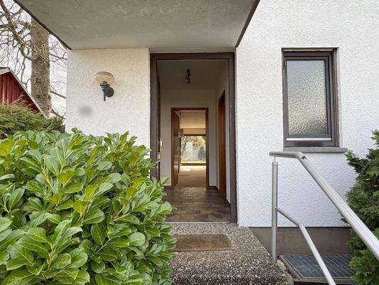 überdachter Eingangsbereich