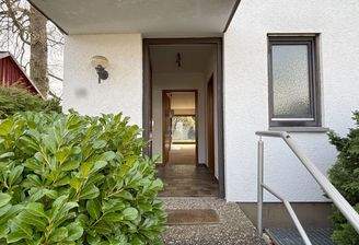 überdachter Eingangsbereich