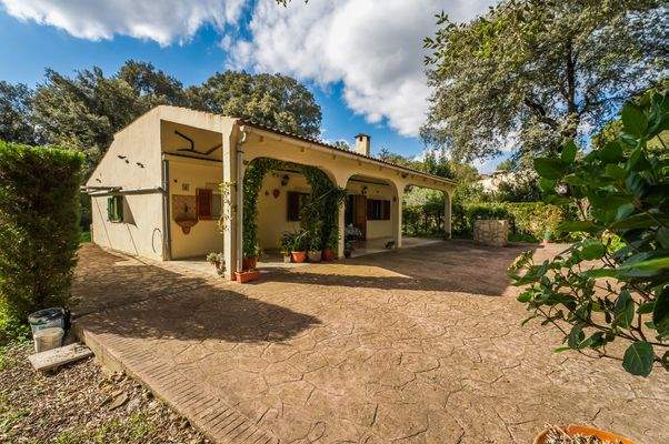 Zufahrt und Ansicht der Villa