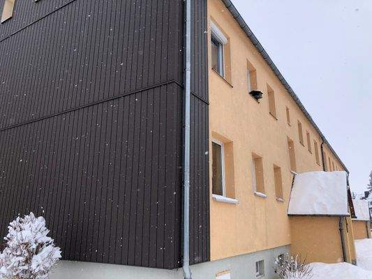 Ansicht mit Giebel und Hauseingang