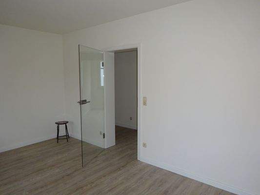 Wohnzimmer und Glastür zum Flur