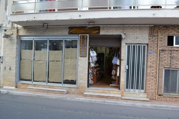 Kreta, Elounda: Erdgeschoss-Wohnung/-Geschäft im Zentrum zu verkaufen