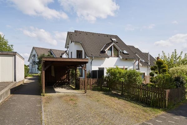 Ansicht Carport mit zus. Stellplatz