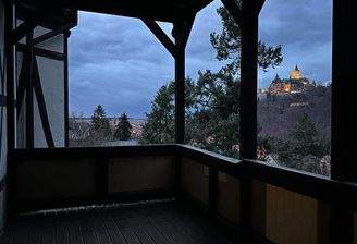 Blick zum Schloss vom Balkon